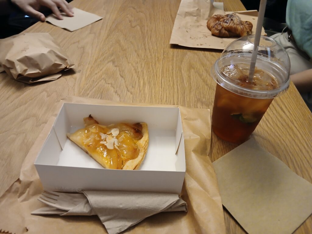 エディンバラビクトリアストリートのカフェにて│ピーチタルトとピーチティー
