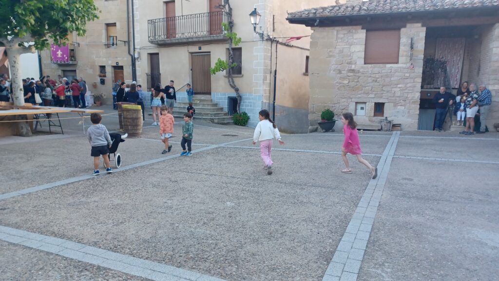 バルゴタの魔女のお祭り│子供たちの牛追い祭りな遊び