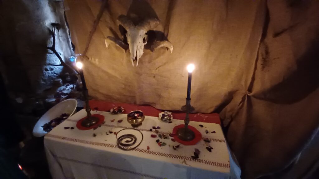 バルゴタの魔女のお祭り│魔女の祭壇のような飾り付け
