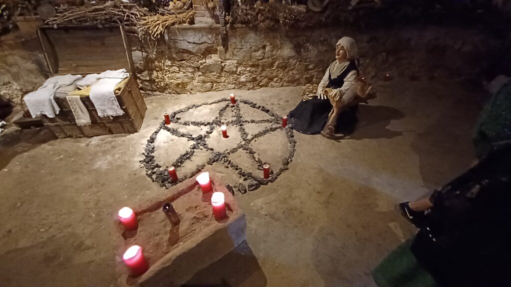 バルゴタの魔女のお祭り│魔女が儀式をしているような五芒星とキャンドル