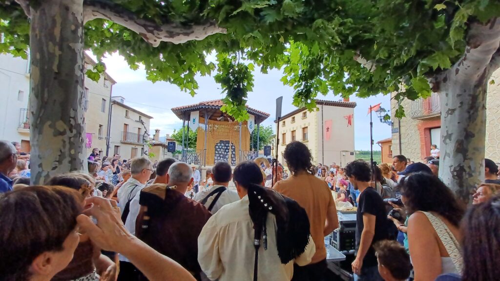 バルゴタの魔女のお祭り│オープニングの広場での演奏やダンス