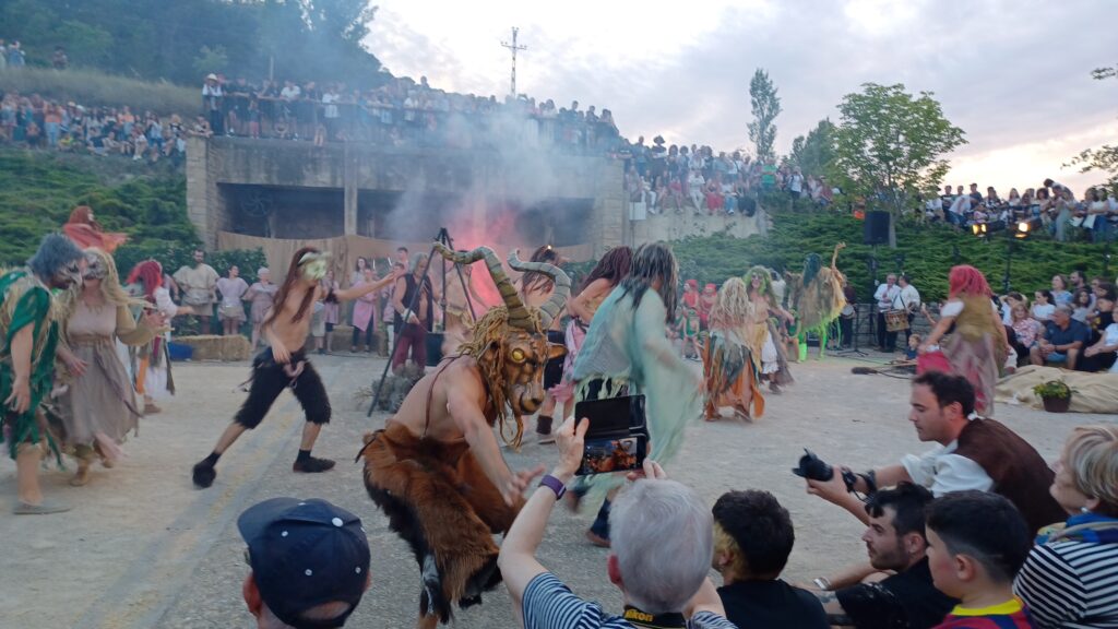 バルゴタの魔女のお祭り│魔女のお祭りの劇に登場する人々と観客たち