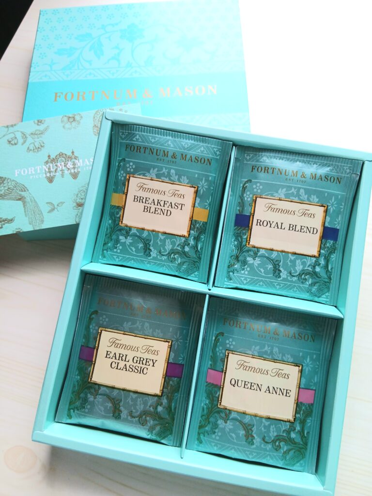 フォートナム&メイソンの水色のパッケージ・ボックスと4種類のTea