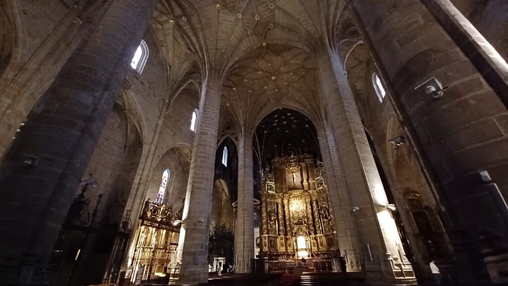 スペイン北部・ログローニョのに建つ、歴史ある教会。