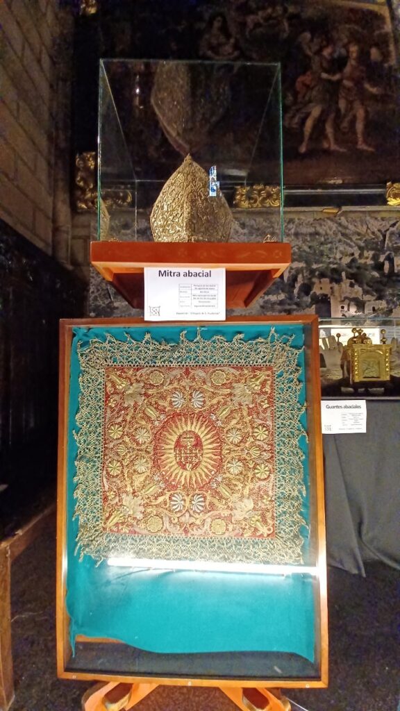 スペイン・ログローニョのサンタ・マリア・デ・ラ・レドンダ共同大聖堂に展示される、金糸刺繍のミトラ(司教冠)と豪華な典礼用祭具。