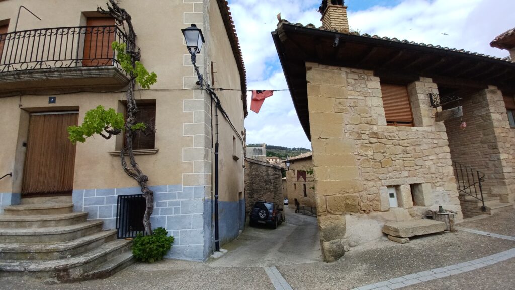 バルゴタで見た、石造りの外壁と木造部分を組み合わせた伝統的な住宅