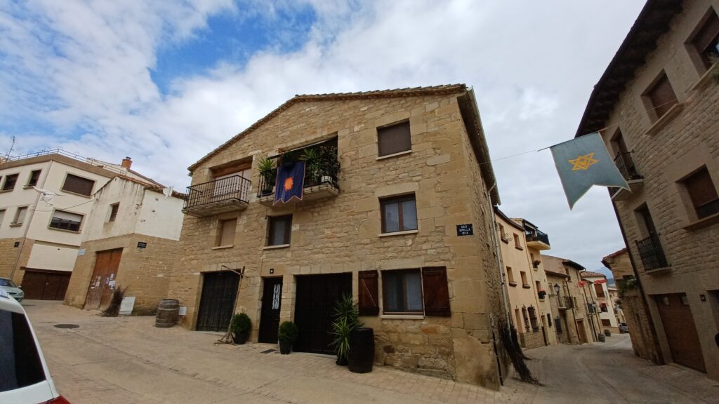 スペイン・ナバラ州バルゴタに残る、落ち着いた石造りの住宅と村の風景。