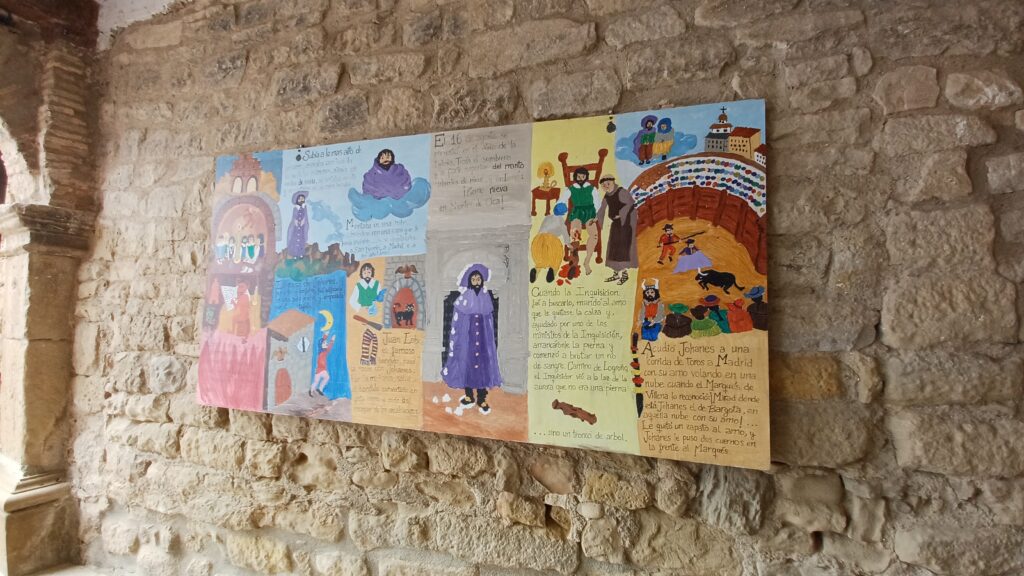 スペイン・バルゴタの建物に描かれた、人物や魔女伝説をモチーフにした色鮮やかな壁画。