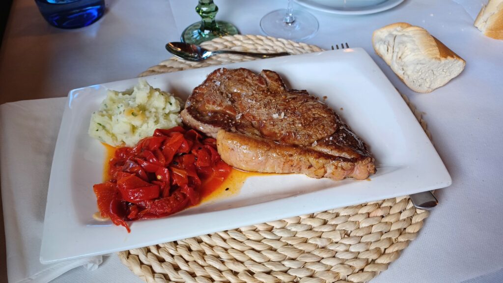 スペイン・ラグアルディアのレストランで提供されたステーキと赤ピーマンの料理