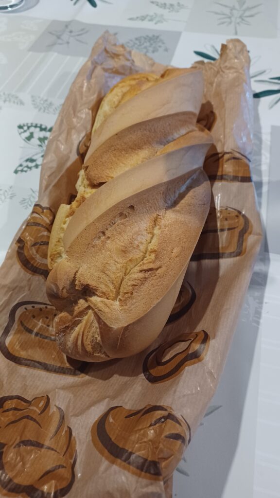 スペインの食卓に並ぶ紙袋入りのパン