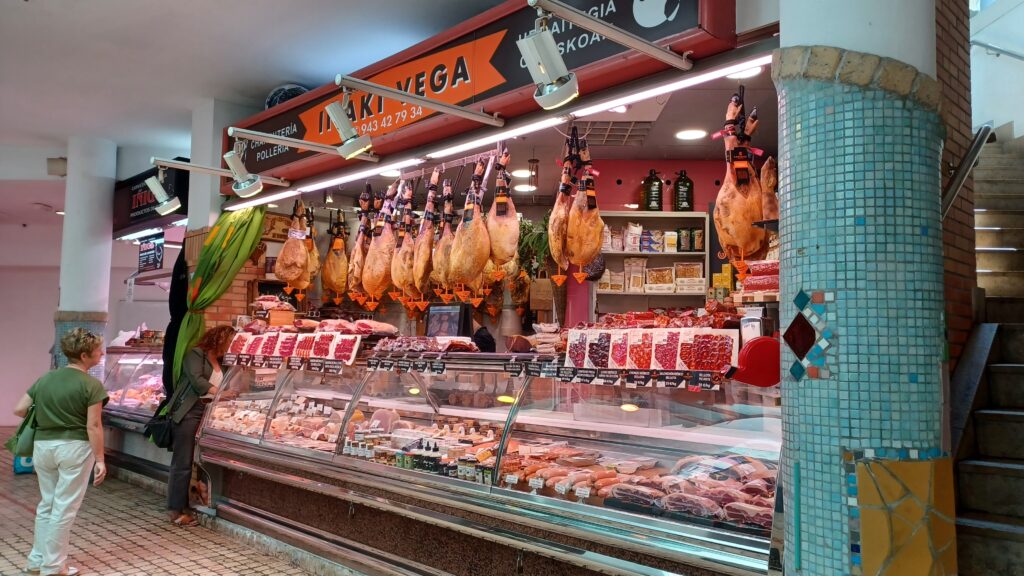 生ハムがぶら下がる精肉店の売り場