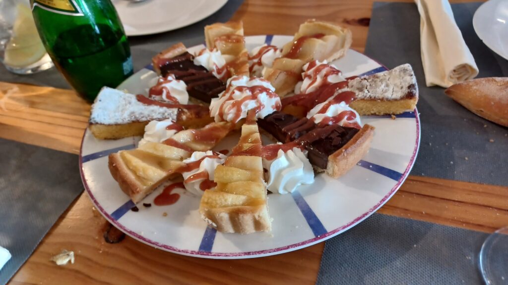生クリームとチョコレートソースをかけたワッフルデザートの盛り合わせ
