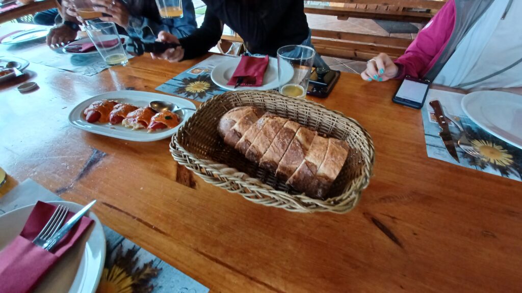 スペインのシデレリアでランチと一緒に提供された、かごに入った素朴なパン。