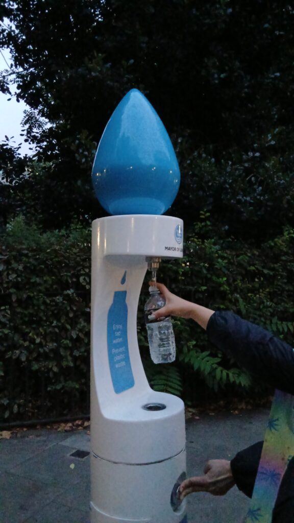 ロンドン大英博物館周辺のホテルに宿泊し、近くの水汲み場で飲み水を汲みに行った時の写真