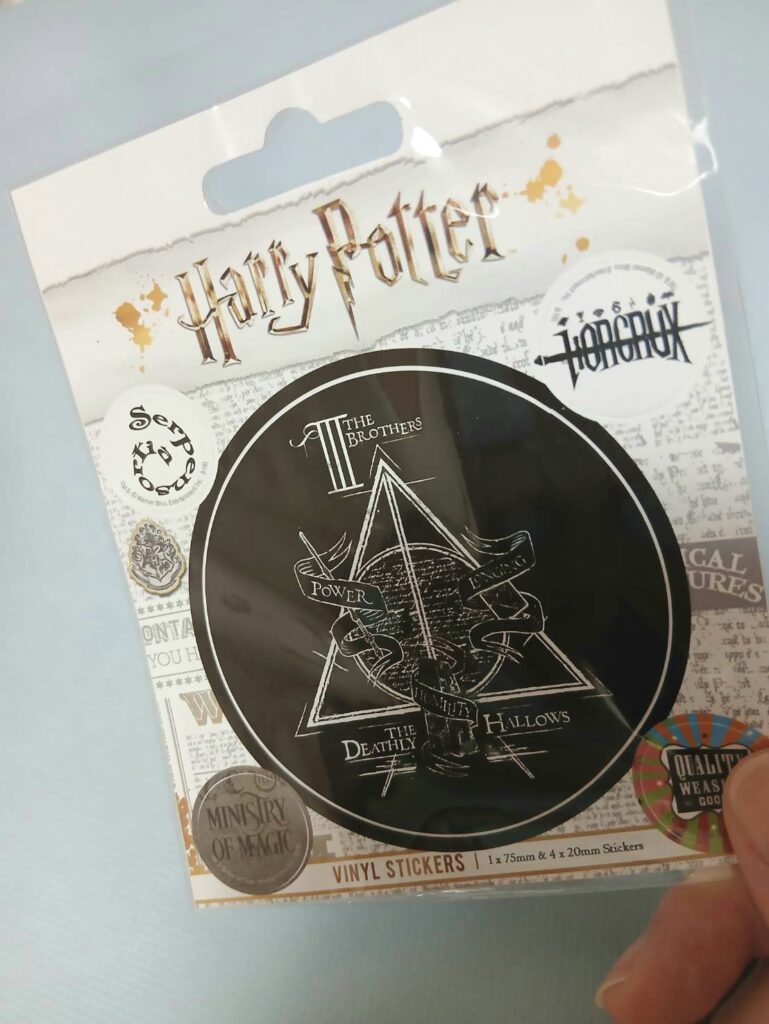 ヴィクトリアストリートMuseum Contextで購入したハリーポッター死の秘宝のステッカー