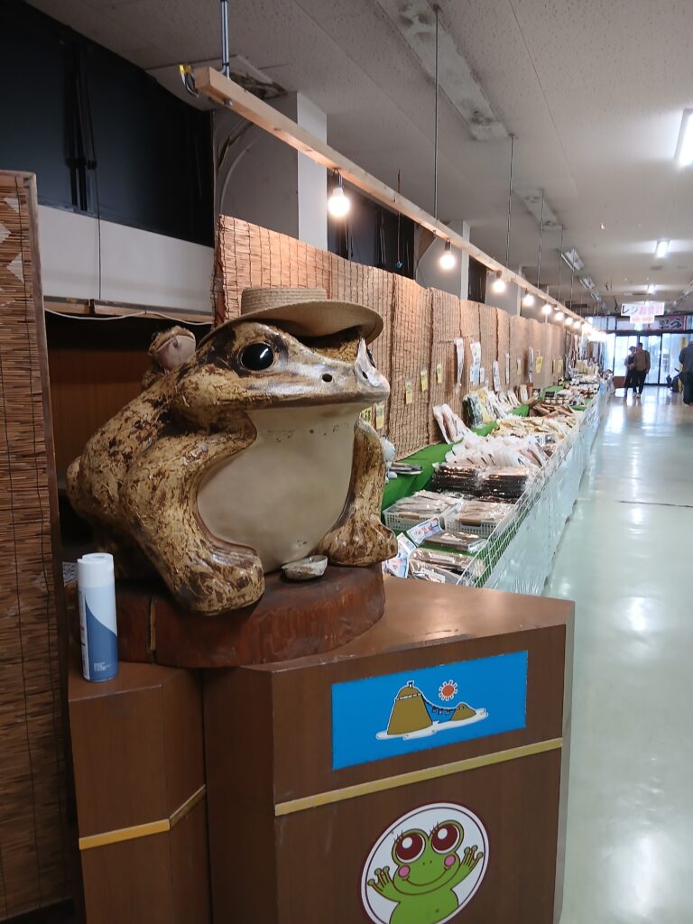 三重県二見興玉神社のお土産屋入り口のかえる