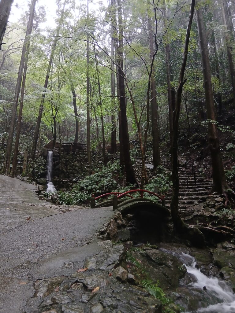 天の岩戸に向かう赤い橋と階段