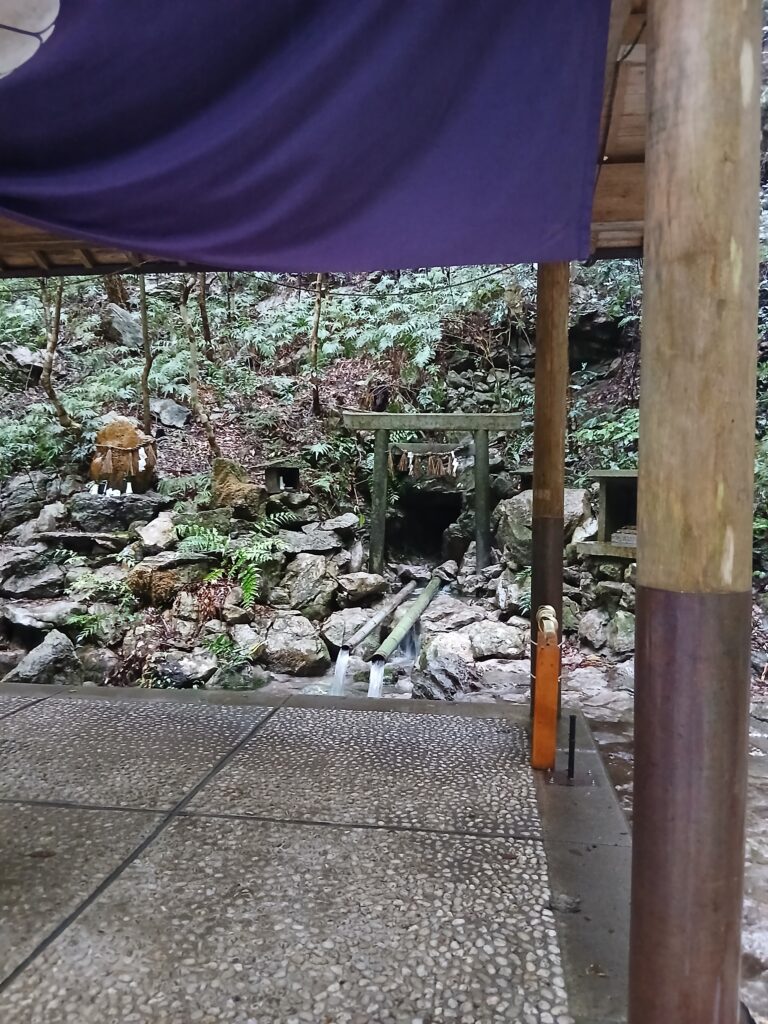 三重県天の岩戸の水穴から水が流れている