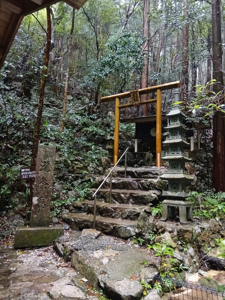 三重県天の岩戸の鳥居と階段瀧祭宮