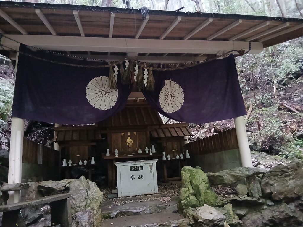 天の岩戸のお参り場所には御神酒など綺麗に奉納されている