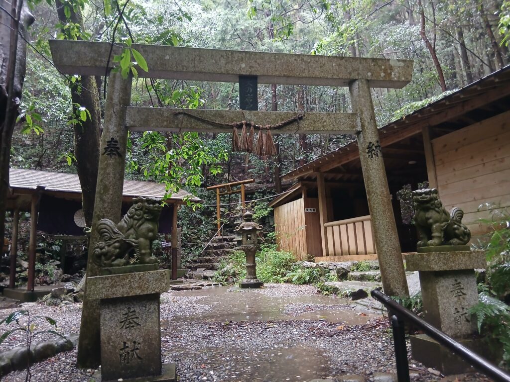 三重県天の岩戸の鳥居と狛犬